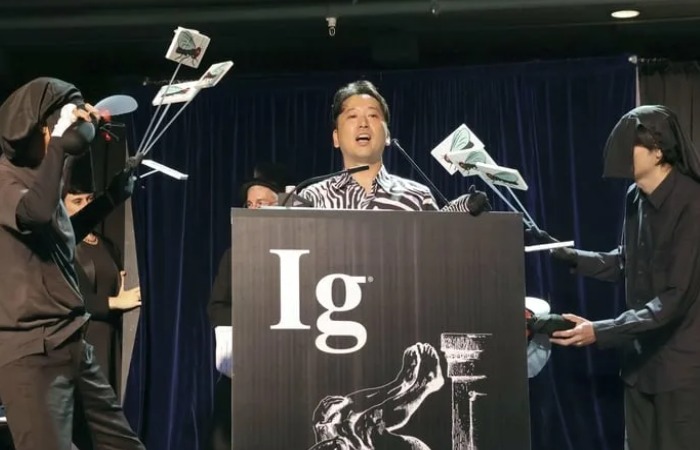 Демонстрация исследования про коров, раскрашенных под зебру, и мух. Демонстрация исследования про коров, раскрашенных под зебру, и мух.