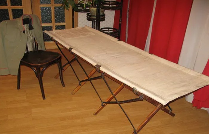 Раскладушка, придуманная генералом Грум-Гржимайло. Раскладушка, придуманная генералом Грум-Гржимайло.