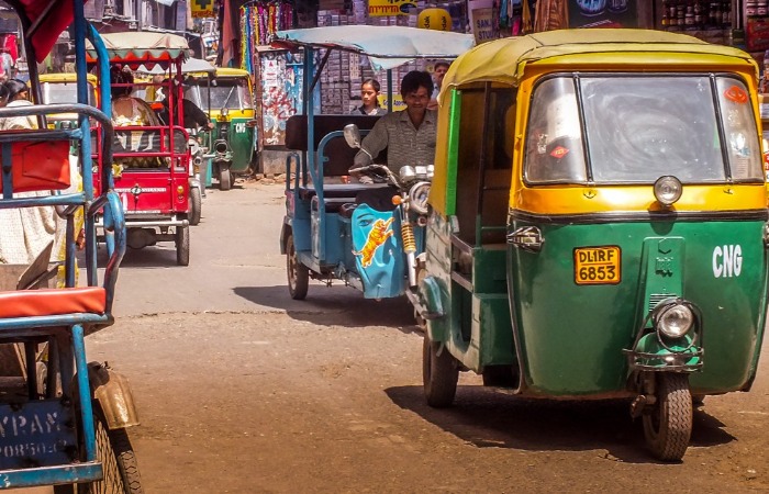 Моторикши на дорогах и улочках в Индии. Моторикши на дорогах и улочках в Индии.