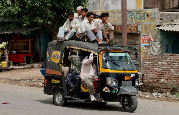 Рикши нарушают правила перевозки, загружаясь пассажирами больше положенного. Рикши нарушают правила перевозки, загружаясь пассажирами больше положенного.