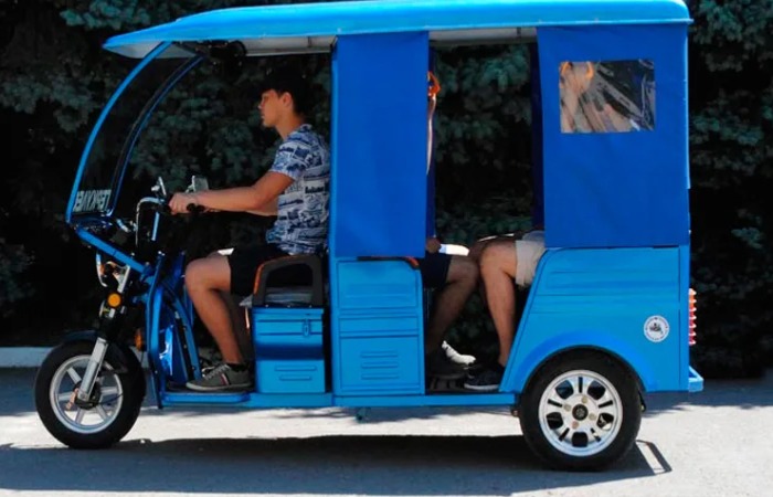 Авторикша - трехколесный транспорт. Авторикша - трехколесный транспорт.