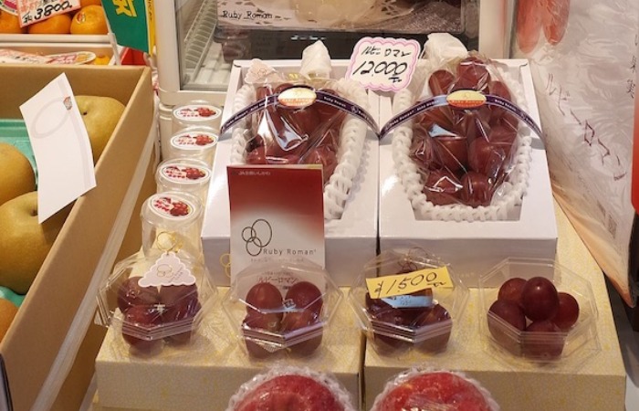 Виноград Рубин, ягоды которого продают даже поштучно.