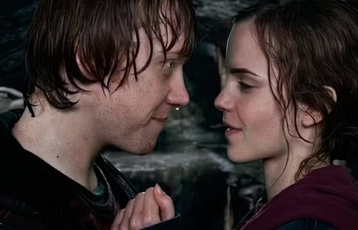 Поцелуй Рона и Гермионы.