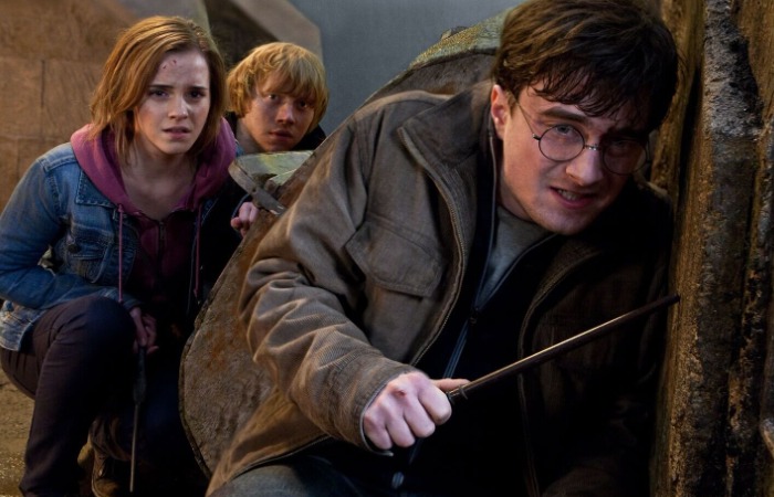 Дары смерти, фильм 2, главные герои: Дэниел Рэдклифф, Эмма Уотсон и Гринт.