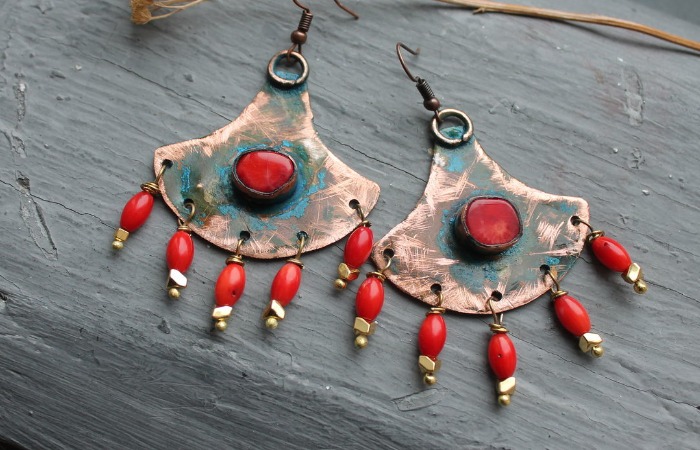 Серьги с коралловыми бусинками.