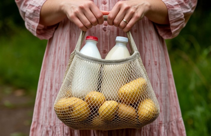 Содержимое сумки было видно всем.