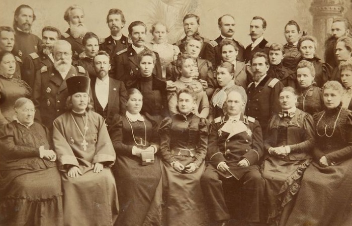 Учителя женской гимназии 19 века. Учителя женской гимназии 19 века.