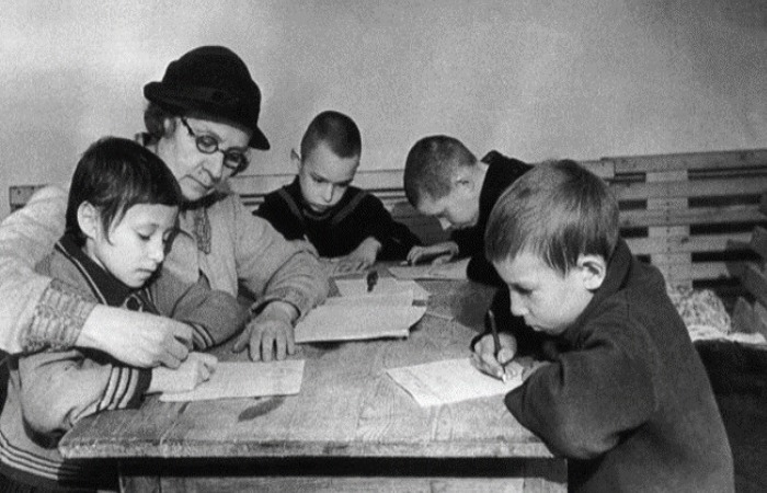 Дети в блокадном Ленинграде ходили в школу.