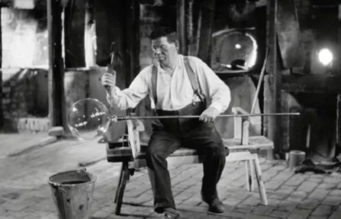 Стеклодув 19 века. Стеклодув 19 века.