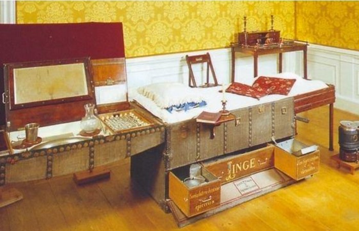 Дорожный сундук Александра 3, который превращался в рабочий стол или постель по надобности. Дорожный сундук Александра 3, который превращался в рабочий стол или постель по надобности.