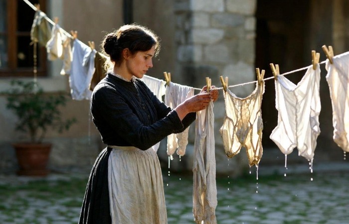 Сушили на улице белье только бедняки.