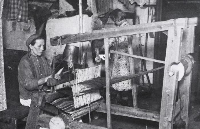 Старинный ткацкий станок в избе.