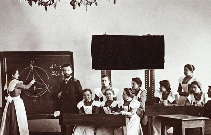 Учителя смогли получать льготные условия - пенсии и доплаты, казенное жилье и другое. Учителя смогли получать льготные условия - пенсии и доплаты, казенное жилье и другое.