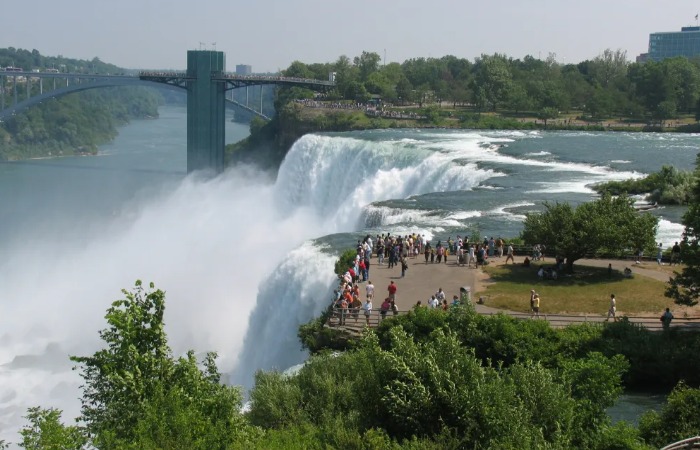 Прыжки и любые трюки на Ниагарском водопаде запрещены.