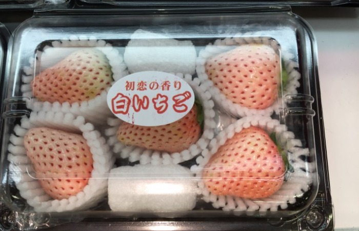 Дорогая клубника в Японии.