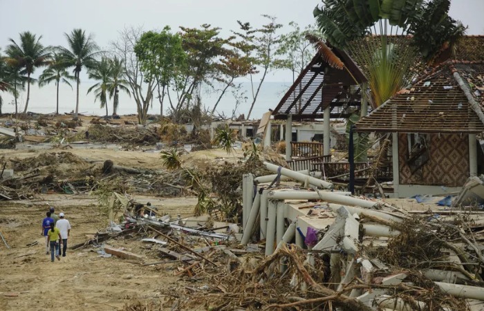 Последствия цунами 2004 года в Пхукете.