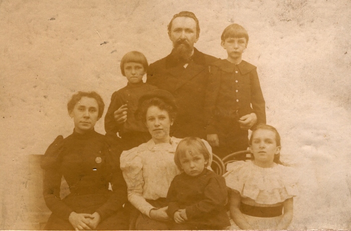 Семья распалась в 1917-м. Семья распалась в 1917-м.