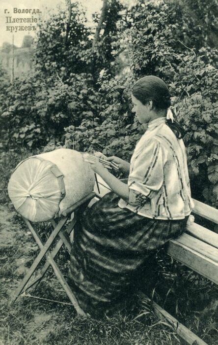 Кружевоплетение было домашним занятием. Кружевоплетение было домашним занятием.