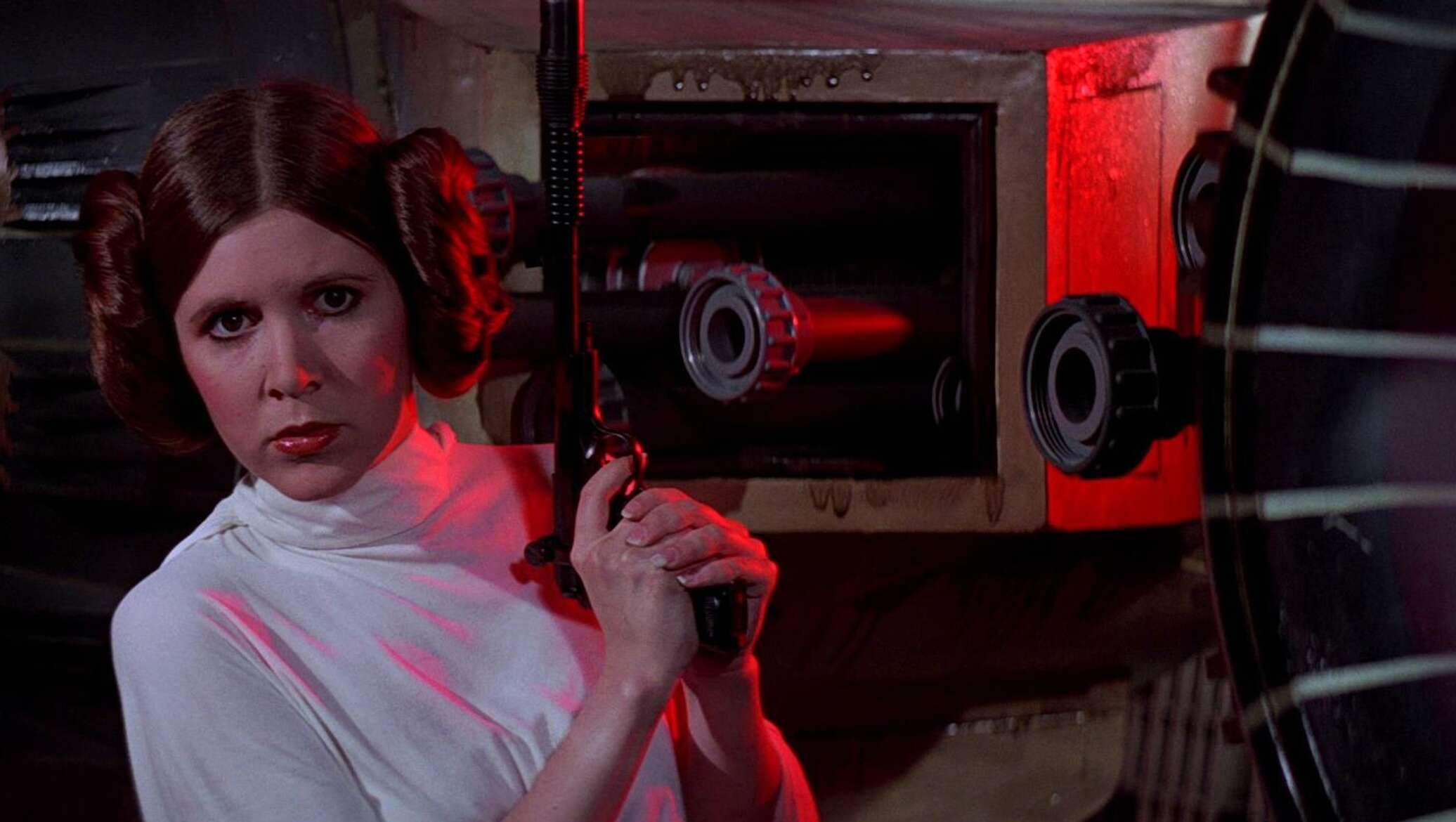 Принцесса Лея с советским оружием.