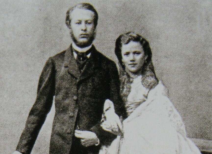 Супруги сразу после свадьбы.