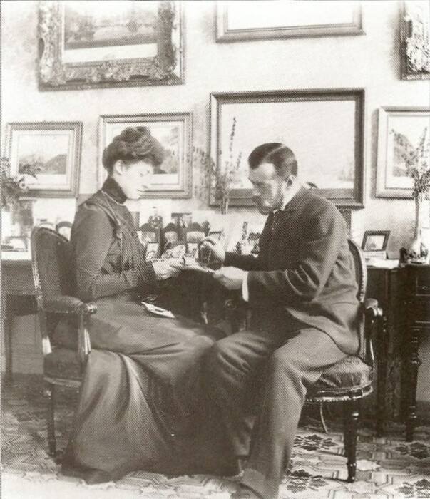 Виктория и Николай рассматривают фотографии. Виктория и Николай рассматривают фотографии.