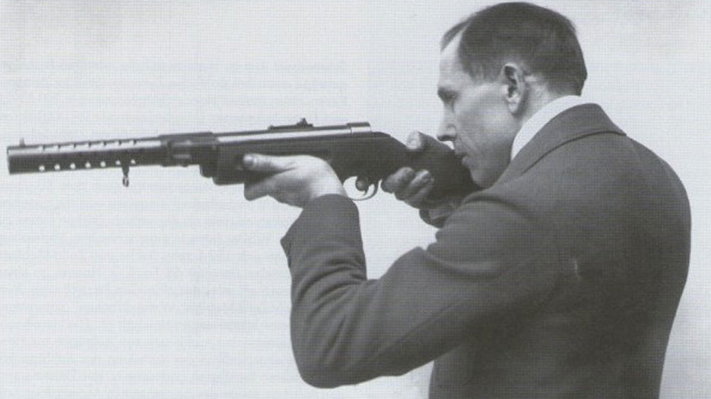 Какое отношение к автомату Калашникова имеет немец Шмайссер - тунеядец без образования, обещавший за сытный паек стать коммунистом