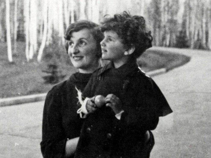 Жена Ежова с дочерью. / Фото: www.kiozk.ru Жена Ежова с дочерью. / Фото: www.kiozk.ru