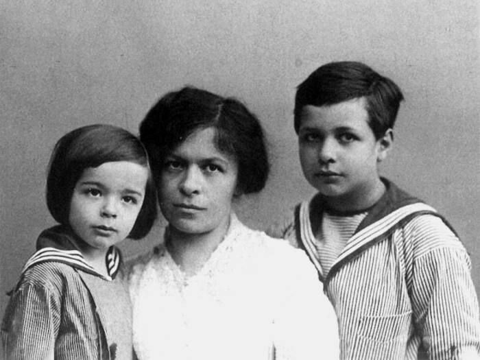 Мила с сыновьями.