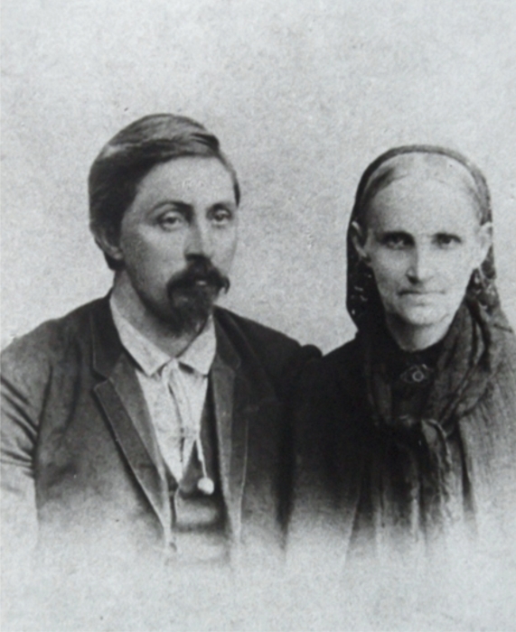 Дмитрий с матерью.