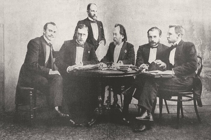 Плевако с коллегами (сидит в центре). Плевако с коллегами (сидит в центре).