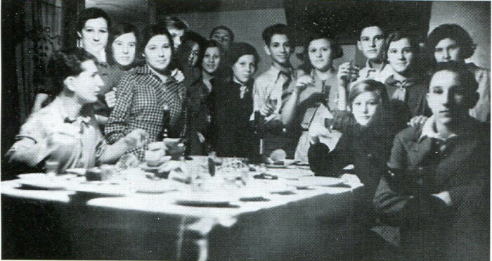 Зоя в кругу одноклассников. / Фото: www.историк.рф