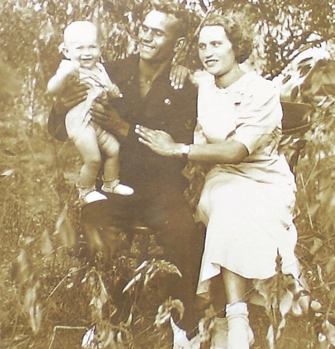 С первой или второй женой.