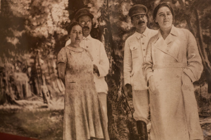 Семьи генсека и наркома близко дружили. Семьи генсека и наркома близко дружили.