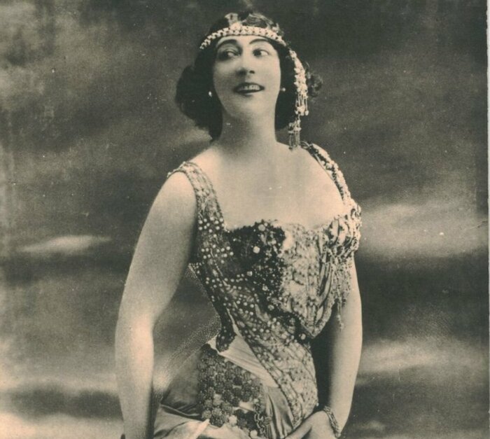 Обладательница огромного обаяния и тончайшей талии.