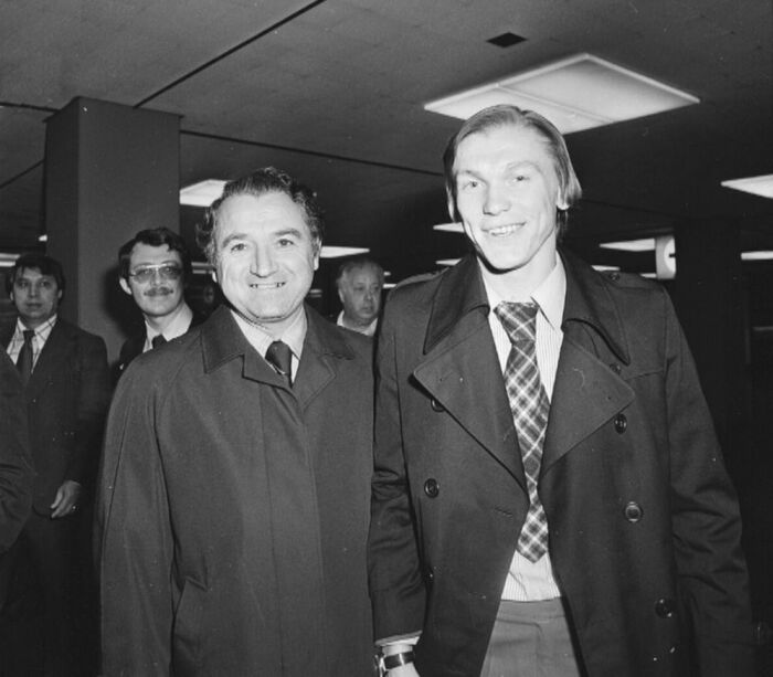 Блохин долго скрывал новую любовь от жены. Блохин долго скрывал новую любовь от жены.