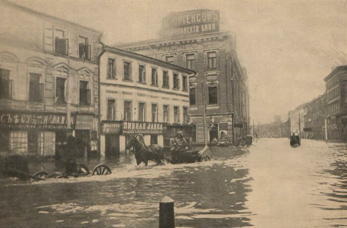 Веками река доставляла неприятности.