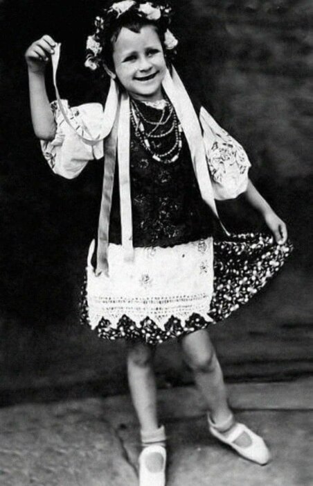 Тамара в детстве.