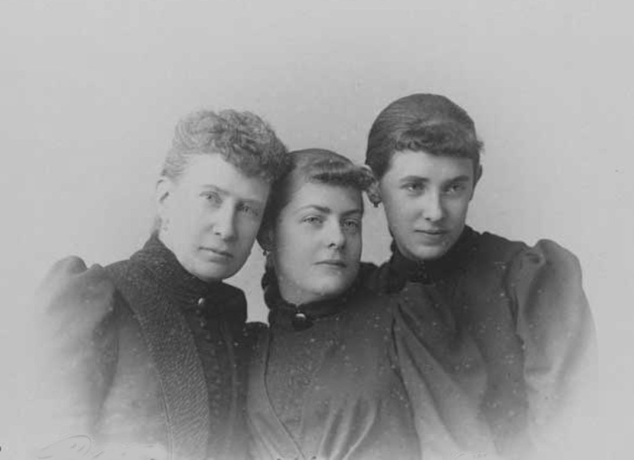 Вера Константиновна с дочерями.