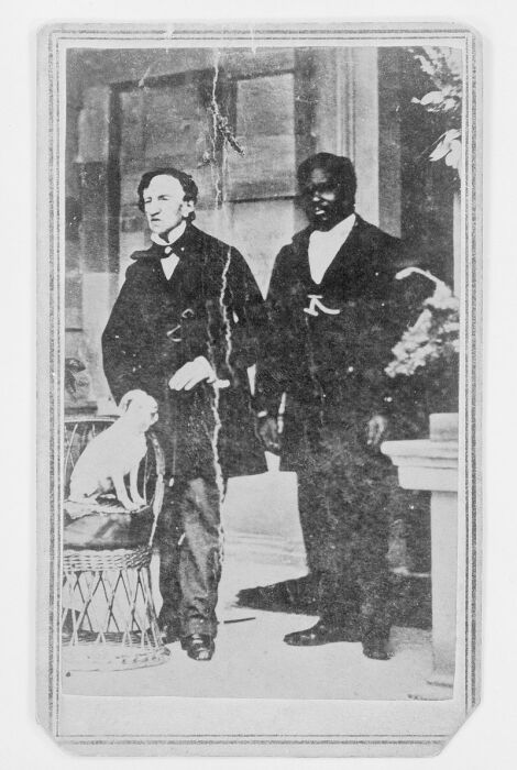 Доживал вдвоем с собакой.