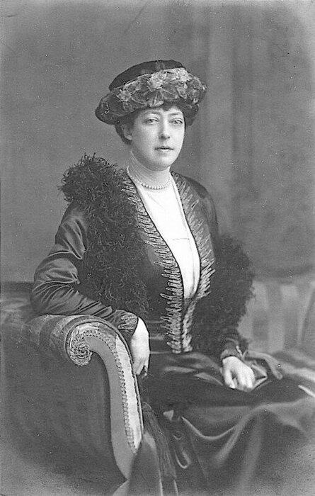 Виктория в 1910 году. Виктория в 1910 году.