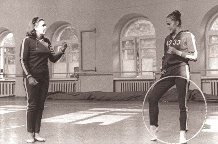 С матерью-тренером. С матерью-тренером.