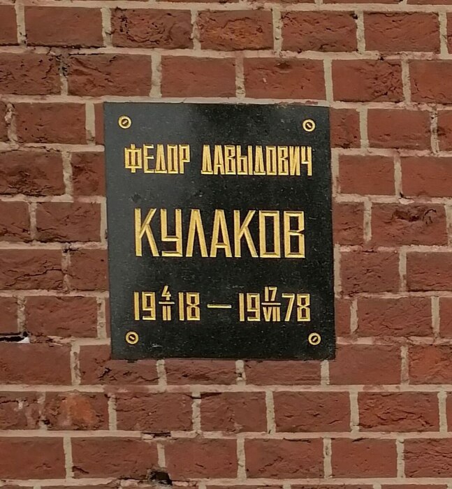 На похоронах Горбачев впервые говорил кремлевской трибуны. На похоронах Горбачев впервые говорил кремлевской трибуны.
