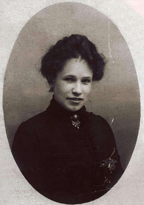 Анне Васильевне легко давались иностранные языки. Анне Васильевне легко давались иностранные языки.