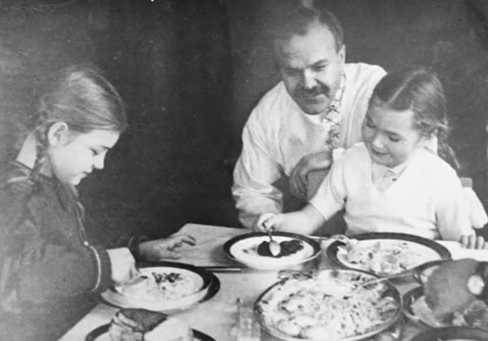 Светлана Молотова с отцом и Светлана Сталина. Светлана Молотова с отцом и Светлана Сталина.