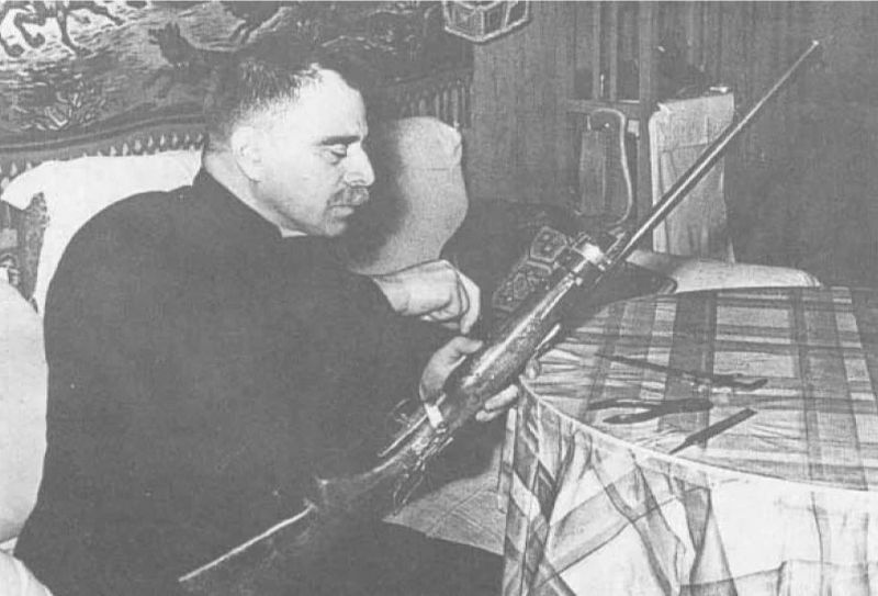 Изучал оружейные механизмы наощупь.