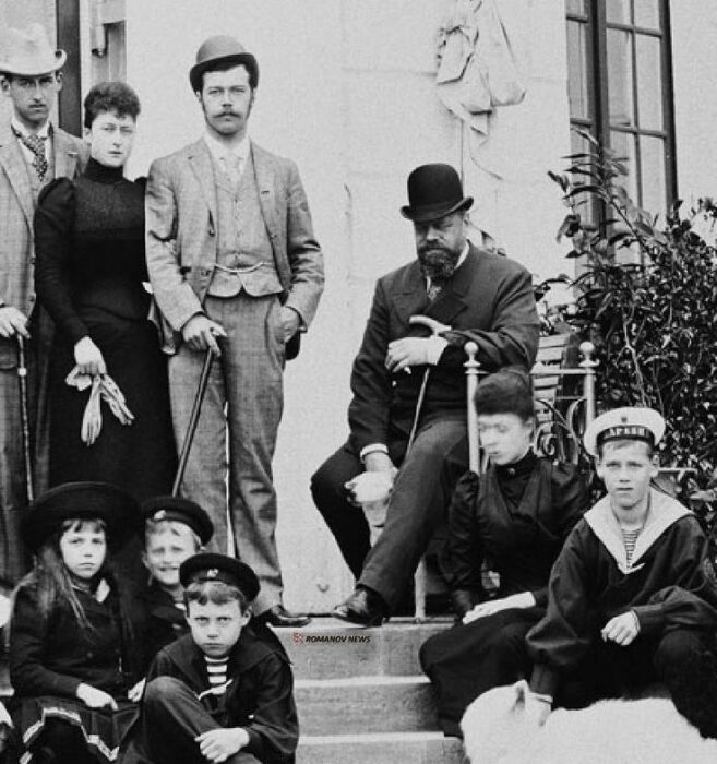 Николай и Виктория около Александра III. Николай и Виктория около Александра III.