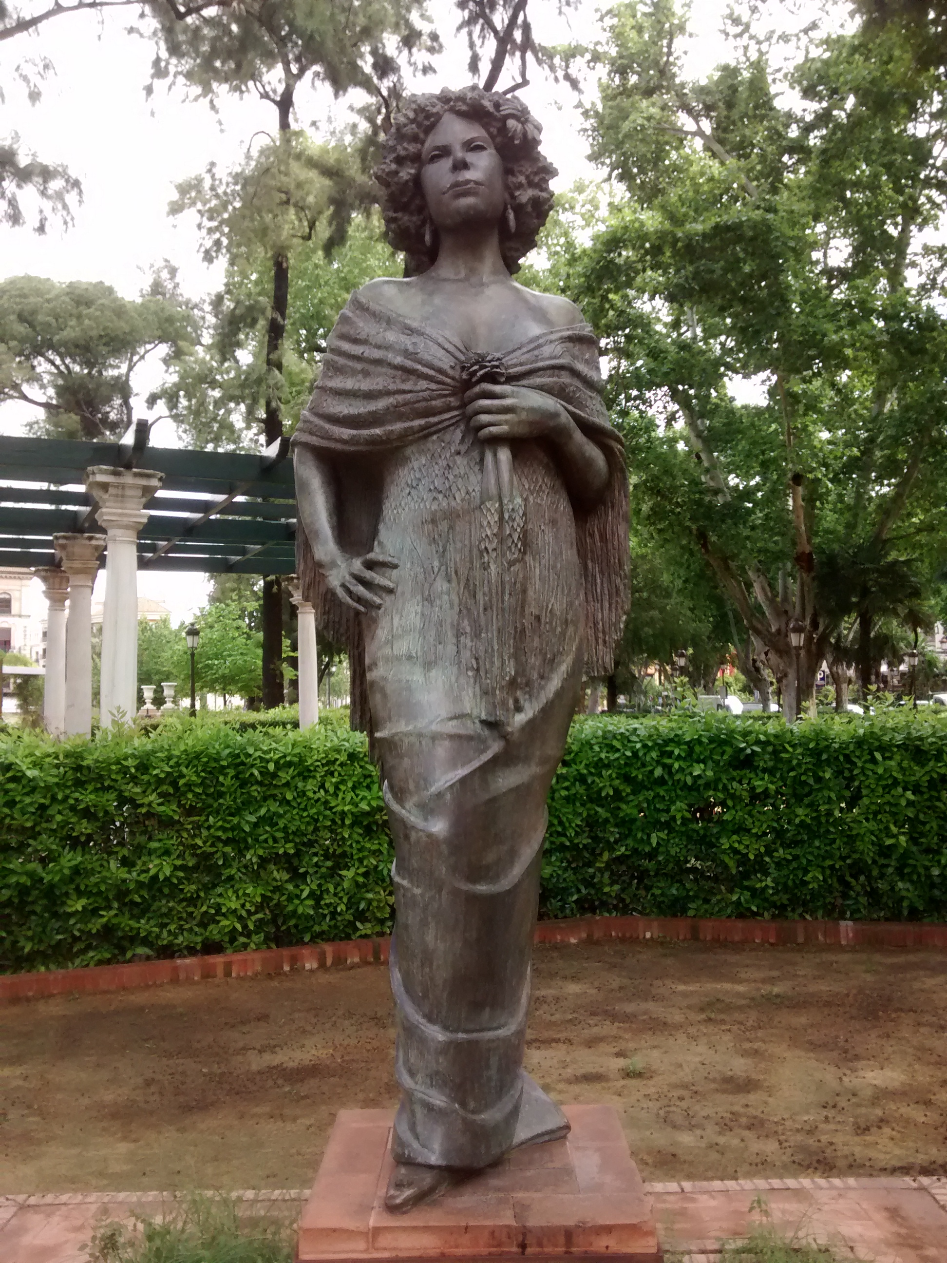 Бронзовый памятник герцогине.