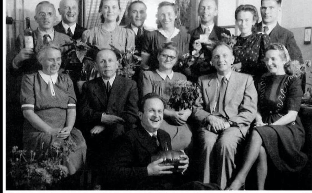 С коллегами на советском заводе.