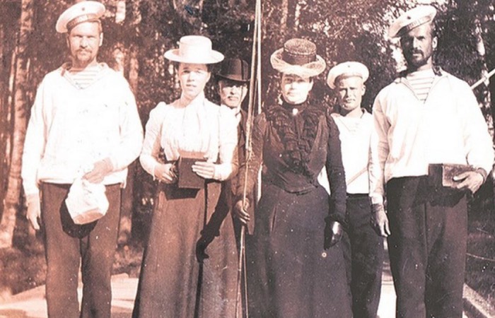 Мария Федоровна с дочерью и матросами в Гатчинском парке. Мария Федоровна с дочерью и матросами в Гатчинском парке.