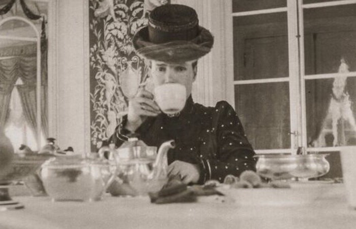 Императрица регулярно заказывала папиросы. Императрица регулярно заказывала папиросы.